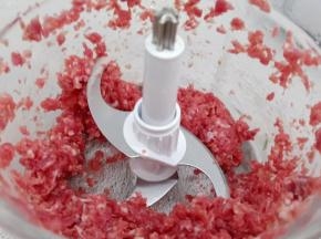 牛肉也一样搅成泥。