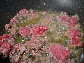 锅肉加适量的菜籽油，下蒜泥炒香再下牛肉翻炒。