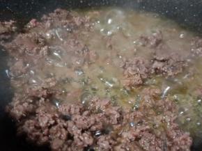 翻炒至牛肉变色加一点料酒增加香味。