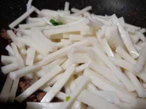 下年糕快速翻炒。