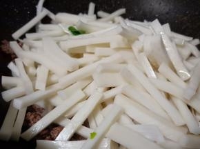 下年糕快速翻炒。