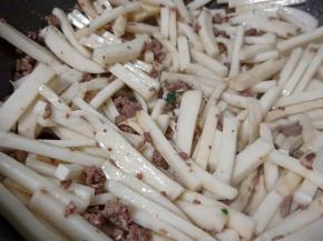 年糕与牛肉在铲子的翻炒之中慢慢变软。