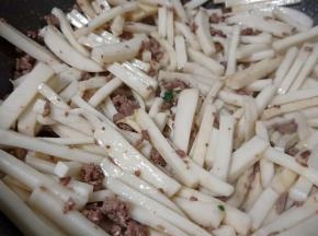 年糕与牛肉在铲子的翻炒之中慢慢变软。