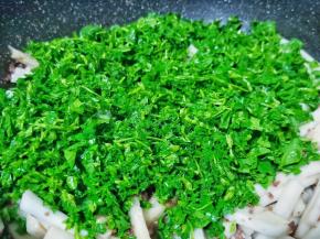 最后放入草籽快速放翻炒。