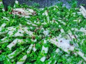 加盐与味精调味。