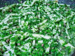 让每一根年糕都裹上草籽，翻炒均匀即可出锅。