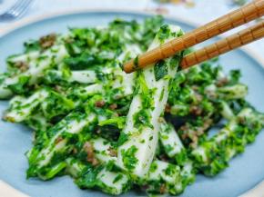 端上来的草籽年糕绿的翠绿、白的莹白、升起丝丝缕缕的香气与热气。