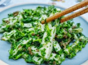 端上来的草籽年糕绿的翠绿、白的莹白、升起丝丝缕缕的香气与热气。