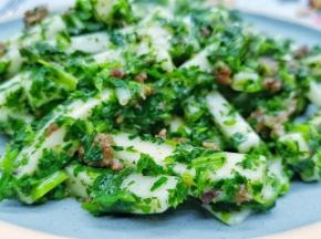 碧绿的草籽丝丝缠绕在洁白的年糕上，犹如翡翠白玉、清清爽爽。