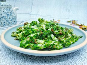 新昌炒年糕里出名的就有草籽年糕、不过这个最好在初春草籽（紫云英嫩苗）刚成熟的季节吃更嫩、更新鲜。