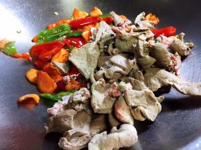 放入焯水后的牛肝翻炒片刻