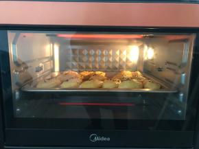 刷一层鸡蛋液，均匀的撒上芝麻，入烤箱180度15-20分钟，表面金黄微焦即可