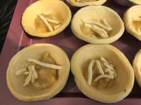 蛋挞皮中加入适量的香蕉泥和芝士