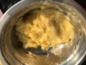 趁着塔皮解冻的时间将香蕉压成泥状