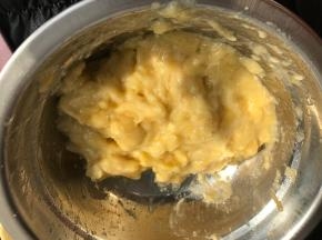 趁着塔皮解冻的时间将香蕉压成泥状