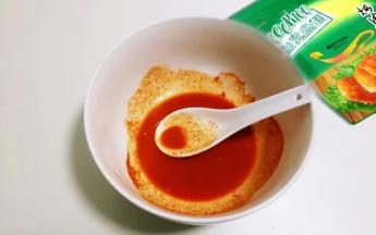 把鸡翅里倒入COOK100新蜜汁烤肉料，搅拌均匀，盖上保鲜膜，放冰箱冷藏腌制一天