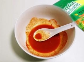 把鸡翅里倒入COOK100新蜜汁烤肉料，搅拌均匀，盖上保鲜膜，放冰箱冷藏腌制一天