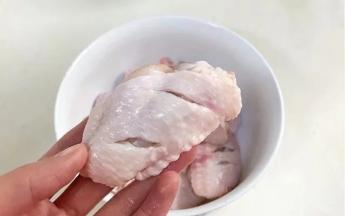 给鸡翅划上2～3刀，便于入味。