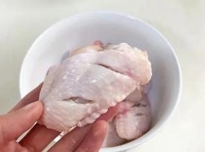 给鸡翅划上2～3刀，便于入味。