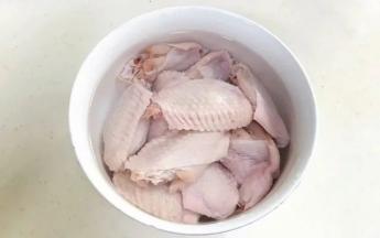 鸡翅中浸泡20分钟去去血水，冲洗干净，沥干水分。