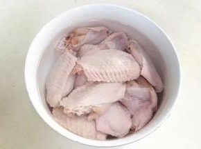 鸡翅中浸泡20分钟去去血水，冲洗干净，沥干水分。