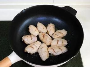 腌制好的鸡翅，用厨房纸吸干表面的水份，煎制时才能上色。开中火，不粘锅里倒入少许食用油，油热后放入鸡翅。