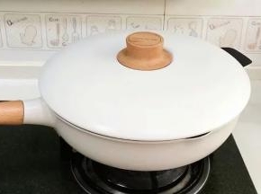 盖上锅盖，中火焖炖15分钟。