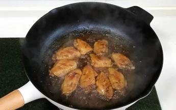 炖好后，开大火收汁，完全收干，让酱汁在鸡翅上挂住。