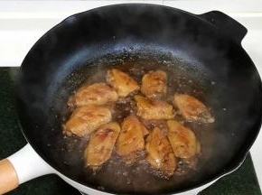 炖好后，开大火收汁，完全收干，让酱汁在鸡翅上挂住。