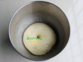 厨师机揉好的面，用手揉搓成光滑的面团，放回桶里，盖上一块湿布，让面团发酵至原来的2.5倍。将发酵好的面团，用手压出空气（或用力揉几下，直到面团内的气体排出）