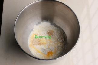 把面包的所有食材，黄油除外，全部倒入厨师机，搅拌至起筋，接着把软化的黄油倒入，用高速档，搅拌至扩展阶段。