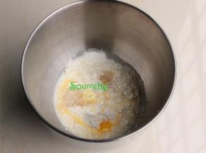 把面包的所有食材，黄油除外，全部倒入厨师机，搅拌至起筋，接着把软化的黄油倒入，用高速档，搅拌至扩展阶段。