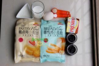（以下配料4个）面包食材：金龙鱼面包用小麦粉（高筋小麦粉）120克、金龙鱼糕点小麦粉（低筋粉面粉）30克、牛奶80克、白砂糖10克、黄油15克、蛋液10克、盐2克、干酵母3克、
表面装饰：全蛋液适量，馅料：蓝莓果酱80克