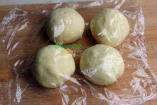 将面团分成4份，揉成圆形，放在室温下进行15分钟的中间发酵，面条盖上一次保鲜膜，防止水分流失。