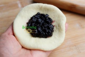 擀好的面皮上，放入蓝莓果酱，包好，不能把馅料露出来。所以擀面皮的时候不能太薄，太薄容易把蓝莓果酱的馅料露出来。