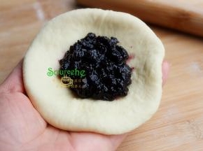 擀好的面皮上，放入蓝莓果酱，包好，不能把馅料露出来。所以擀面皮的时候不能太薄，太薄容易把蓝莓果酱的馅料露出来。