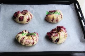 烤盘垫上硅油纸，整形好的面团放在烤盘上，将面团进行第二次发酵