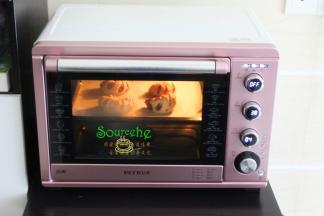 放入烤箱发酵，直到面团变成原来的2倍大。发酵好的面团，表面刷一层全蛋液，放入预热好175℃的烤箱，上下火，中层15分钟，直到表面金黄色出炉。