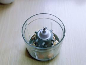 大蒜放入绞肉机中。