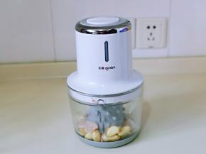 启动绞肉机去皮。