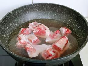 将老鸭焯水；冷水入锅，大火烧开，煮3分钟，捞出用温水冲洗干净。