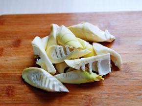 春笋去皮切块。