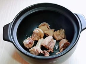 煮10分钟的鸭块取出放入砂锅中。