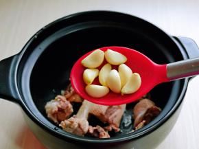 加入去皮的大蒜。