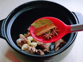 再加入香料，姜片。