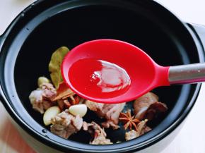 再加入1勺料酒。