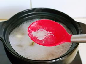 烧开后撇出沫子，转小火慢熬2小时左右。(时间自己掌握)