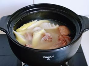 约1个半小时时加入切好的笋。