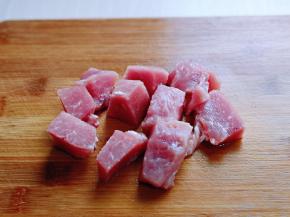 首先将肉洗干净切小块。