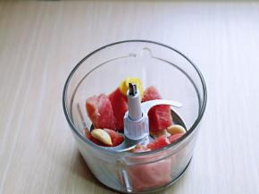 切好的肉，去皮的大蒜，姜片一起放入绞肉机中。